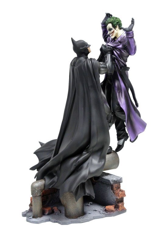 Статуетка - Batman vs Joker: Arkham Origins Collectors Edition Statue Статуетка - Batman vs Joker: Arkham Origins Collectors Edition Statue