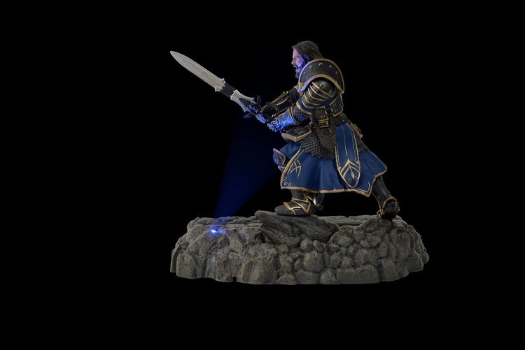 Зарядна станція статуетка Warcraft - Lothar Statue Phone Charging Dock Зарядна станція статуетка Warcraft - Lothar Statue Phone Charging Dock