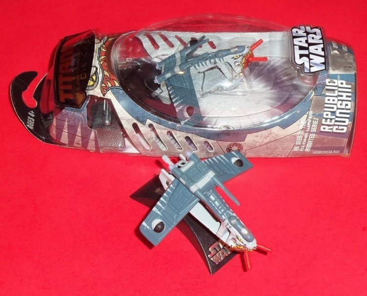 Фигурка Hasbro STAR WARS GUNSHIP SHARK FACING DOWN 2006