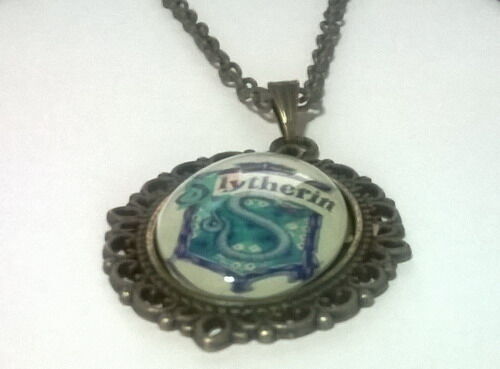 Брелок Harry Potter Slytherin 4х3 см. Брелок Harry Potter Slytherin 4х3 см.