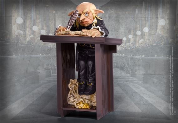 Статуетка Harry Potter Noble Collection - Magical Creatures No. 10 - Gringotts Goblin Статуетка Harry Potter Noble Collection - Magical Creatures No. 10 - Gringotts Goblin